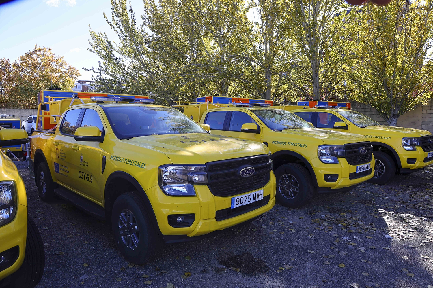 Entrega vehículos 4x4 contra los incendios