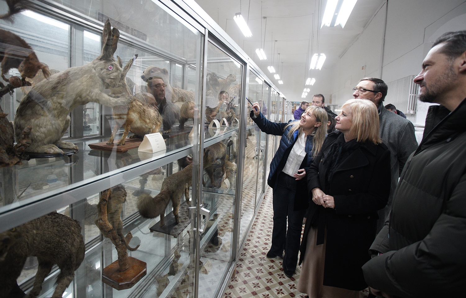 César Sánchez / ICAL. La consejera de Industria, Comercio y Empleo, Leticia García, durante su visita al Museo de Ciencias Naturales de Villafranca del Bierzo, para informar de la resolución definitiva del Programa Mixto de Empleo y Formación del próximo año