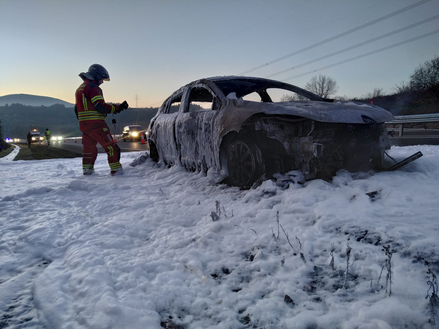 Calcinado un coche en la A6 en Bembibre