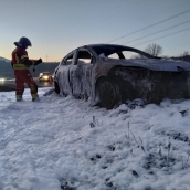 Calcinado un coche en la A6 en Bembibre | Foto: Bomberos de Ponferrada