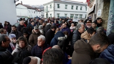 Campillo / ICAL . Reunión entre la Comisión de Fiestas de Villamanín y los vecinos premiados con el gordo de la Lotería de Navidad