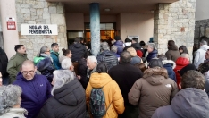 Campillo / ICAL . Reunión entre la Comisión de Fiestas de Villamanín y los vecinos premiados con el gordo de la Lotería de Navidad