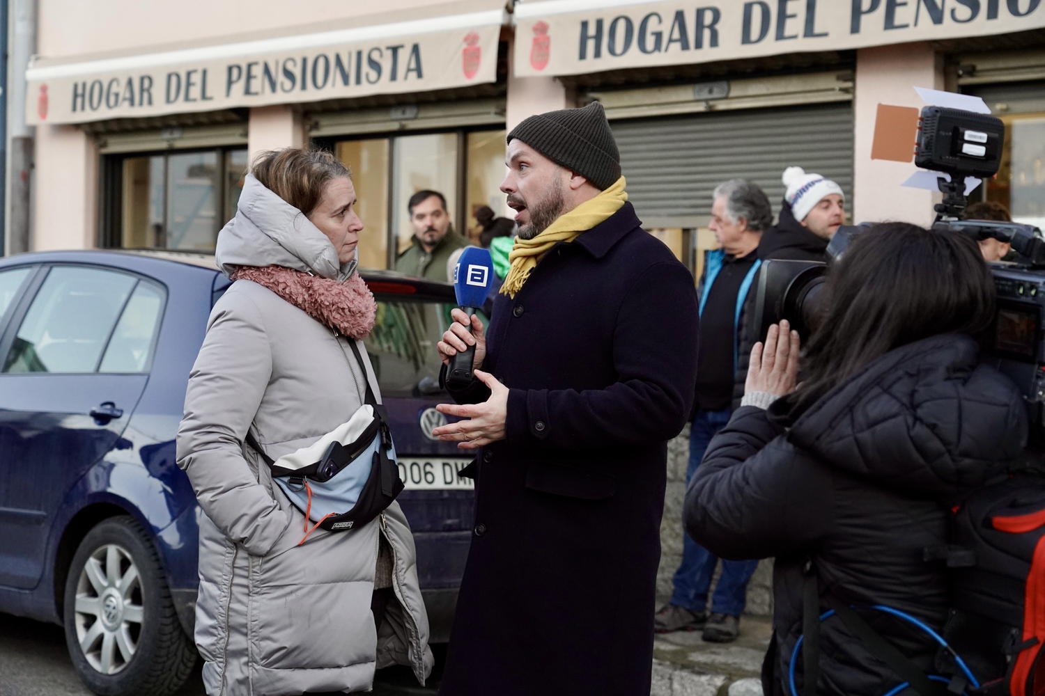 Campillo / ICAL . Reunión entre la Comisión de Fiestas de Villamanín y los vecinos premiados con el gordo de la Lotería de Navidad