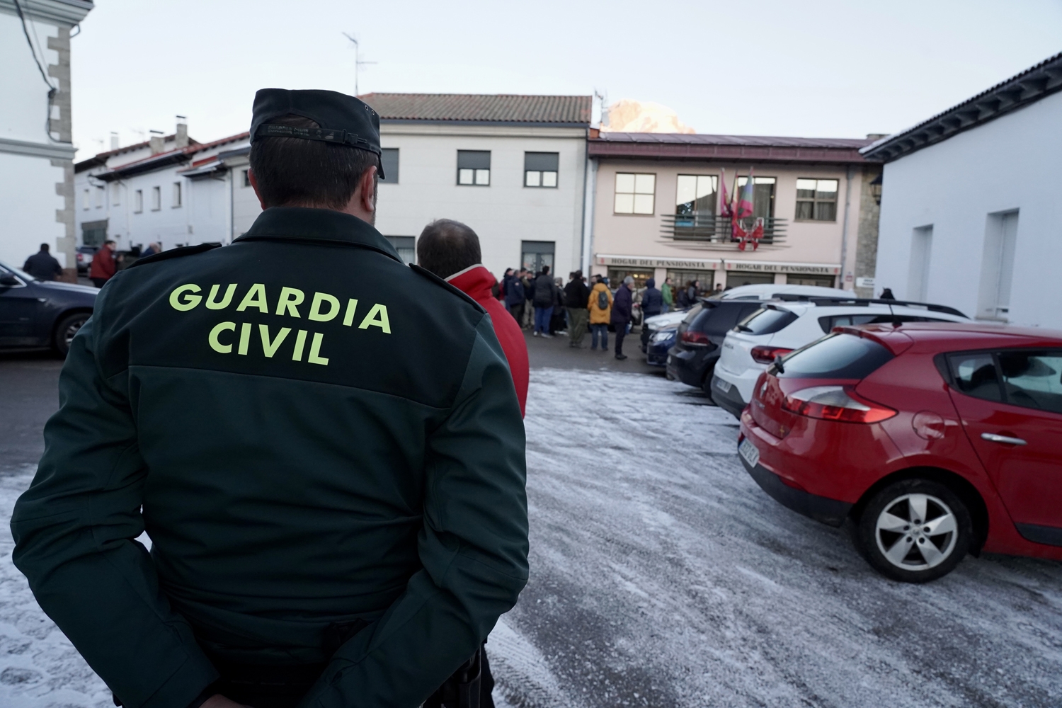 Campillo / ICAL . Reunión entre la Comisión de Fiestas de Villamanín y los vecinos premiados con el gordo de la Lotería de Navidad