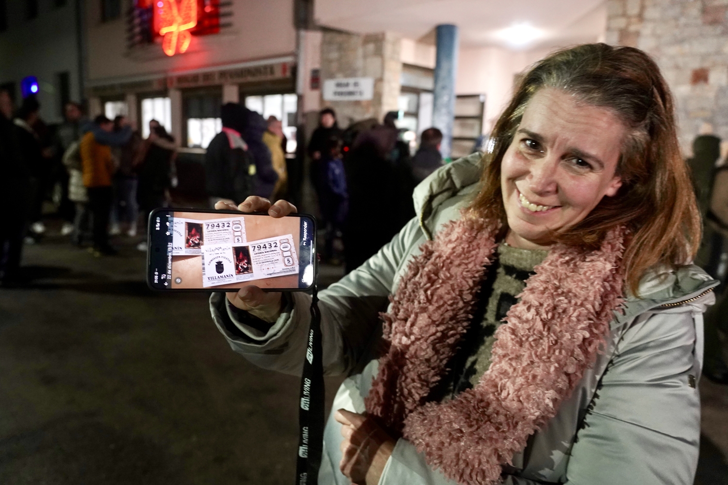 Campillo / ICAL . Reunión entre la Comisión de Fiestas de Villamanín y los vecinos premiados con el gordo de la Lotería de Navidad