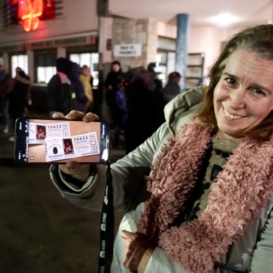 Reunión entre la Comisión de Fiestas de Villamanín y los vecinos premiados con el gordo de la Lotería de Navidad | Campillo / ICAL 