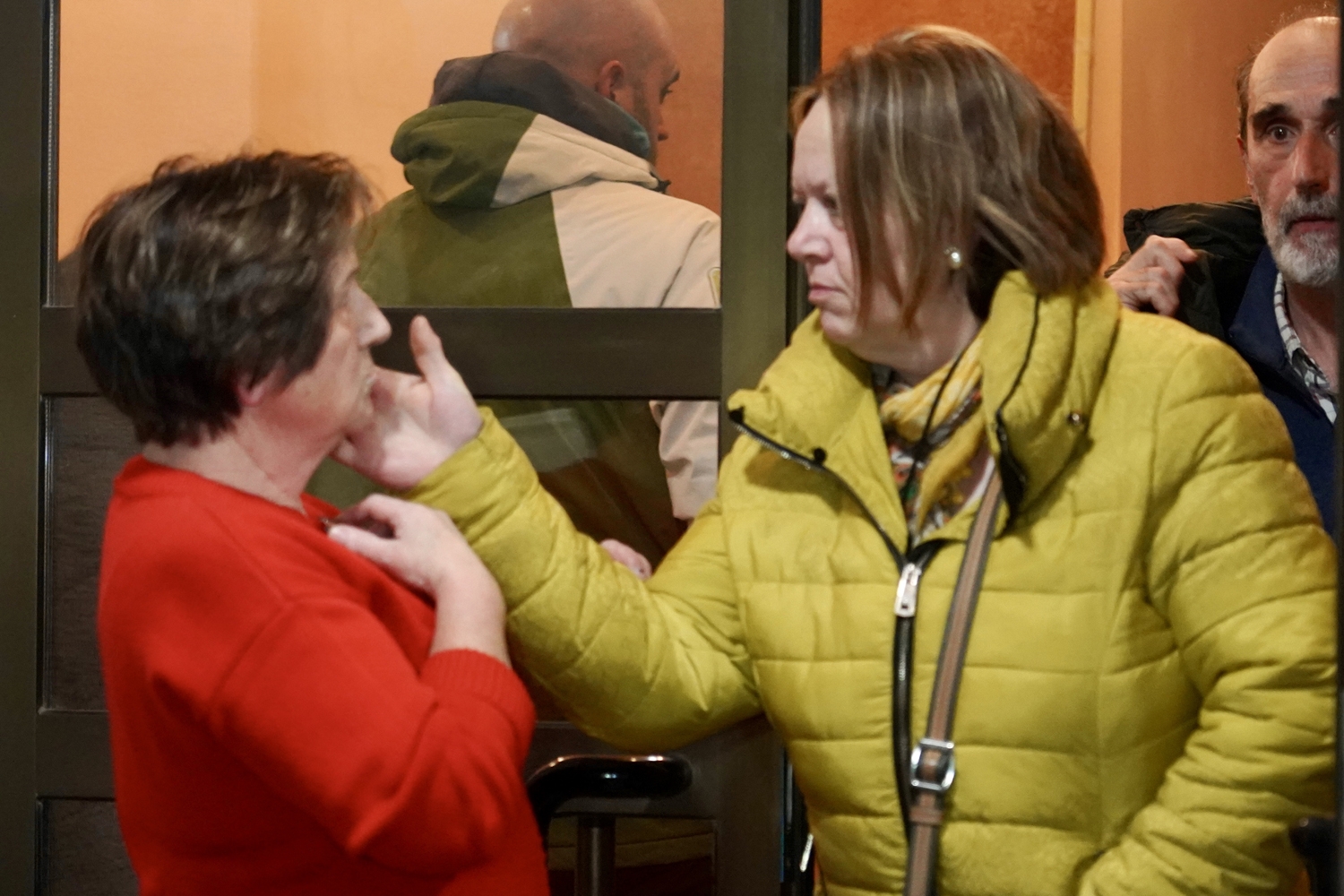 Campillo / ICAL . Reunión entre la Comisión de Fiestas de Villamanín y los vecinos premiados con el gordo de la Lotería de Navidad