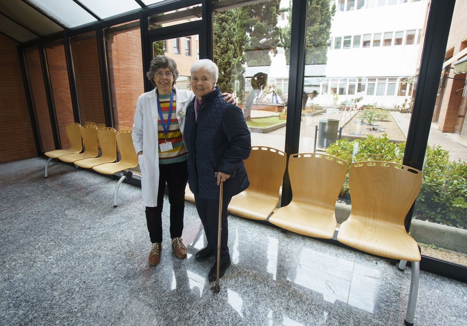 César Sánchez / ICAL. Dolores Quiroga (D), usuaria de la iniciativa 'Es Navidad y hay una silla vacía', de la fundación La Caixa, junto a su psicóloga, Susana Marcos (I)