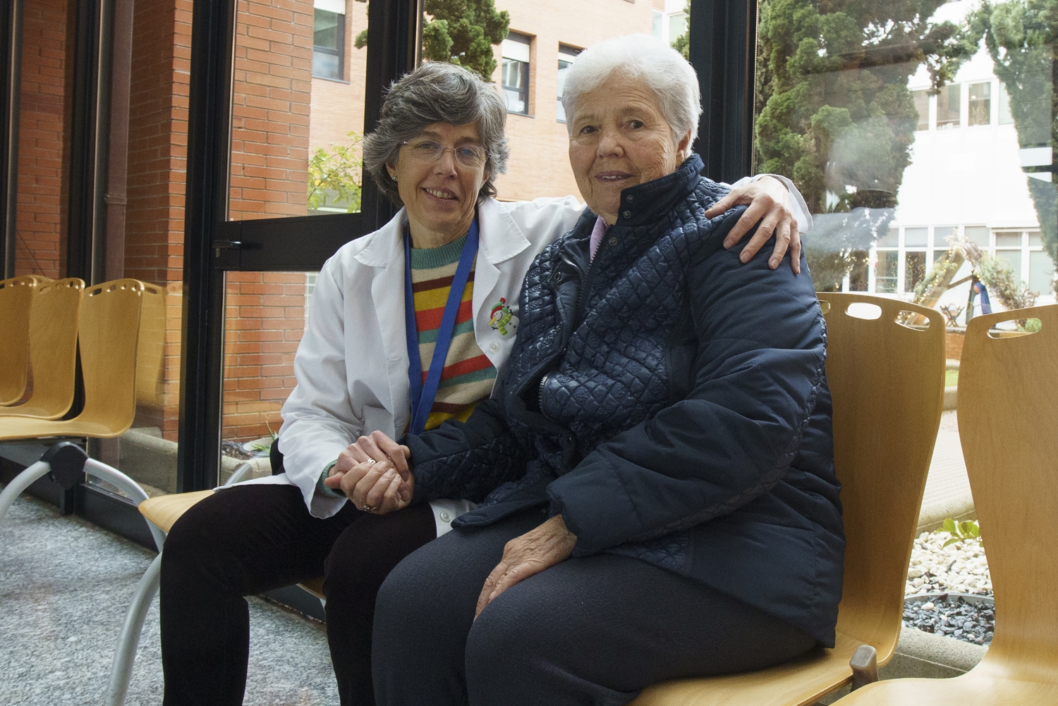 César Sánchez / ICAL. Dolores Quiroga (D), usuaria de la iniciativa 'Es Navidad y hay una silla vacía', de la fundación La Caixa, junto a su psicóloga, Susana Marcos (I)