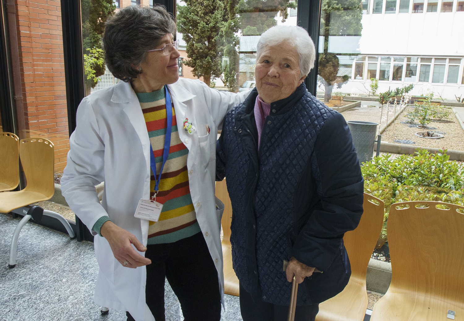 César Sánchez / ICAL. Dolores Quiroga (D), usuaria de la iniciativa 'Es Navidad y hay una silla vacía', de la fundación La Caixa, junto a su psicóloga, Susana Marcos (I)
