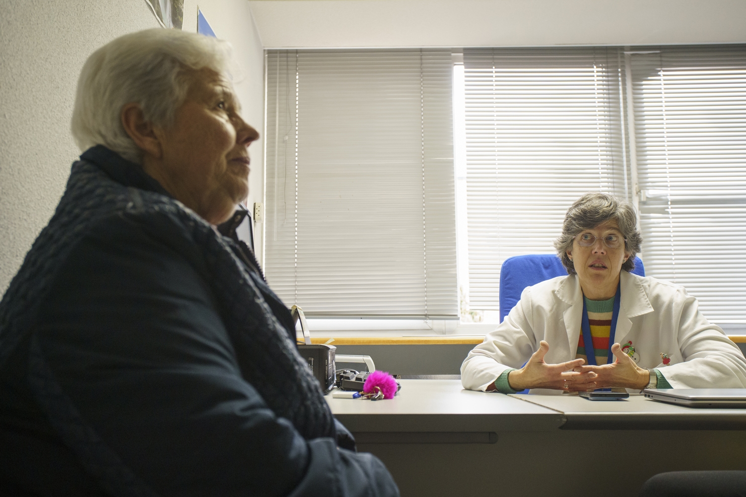 César Sánchez / ICAL. Dolores Quiroga (D), usuaria de la iniciativa 'Es Navidad y hay una silla vacía', de la fundación La Caixa, junto a su psicóloga, Susana Marcos (I)