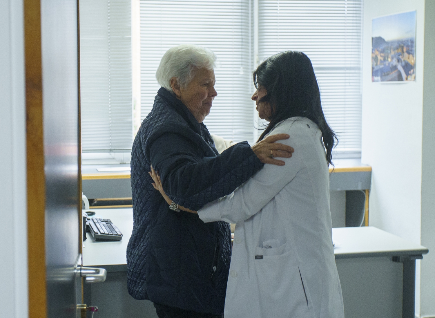 César Sánchez / ICAL. Dolores Quiroga (I), usuaria de la iniciativa 'Es Navidad y hay una silla vacía', de la fundación La Caixa