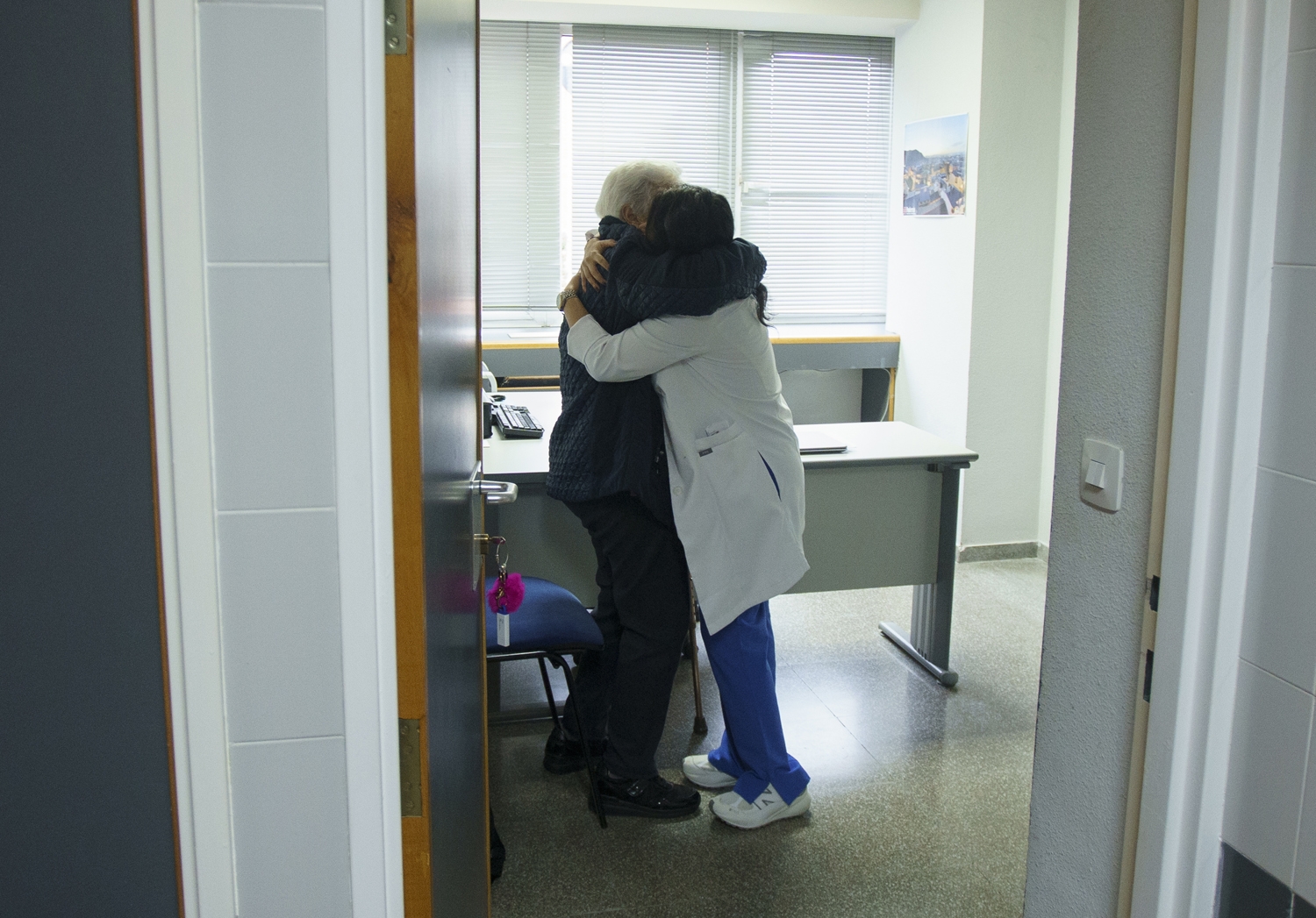 César Sánchez / ICAL. Dolores Quiroga (I), usuaria de la iniciativa 'Es Navidad y hay una silla vacía', de la fundación La Caixa