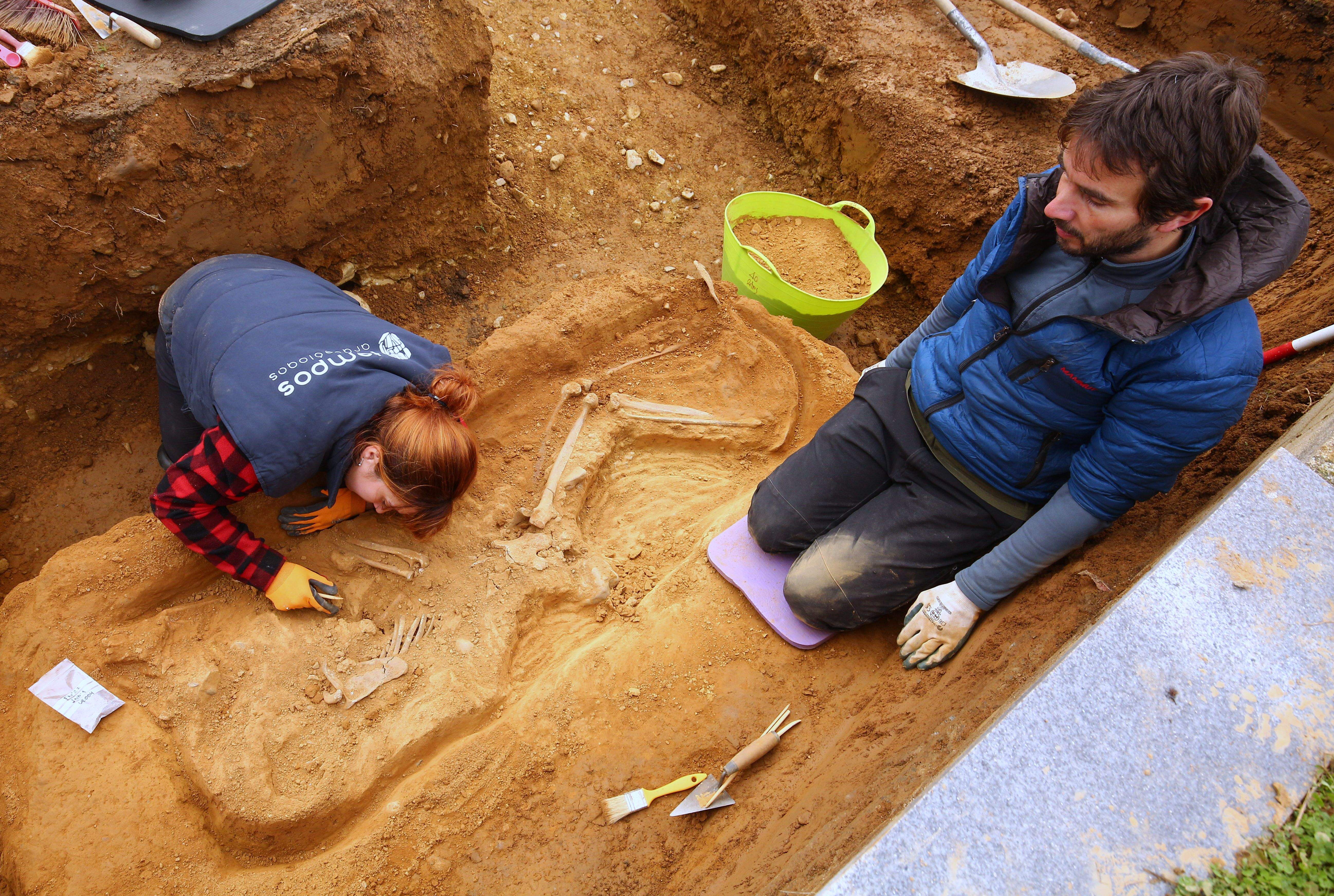 El colectivo Sputnik Labrego exhuma los cuerpos de dos represaliados de la guerra civil en el cementerio de Fuentesnuevas (León)