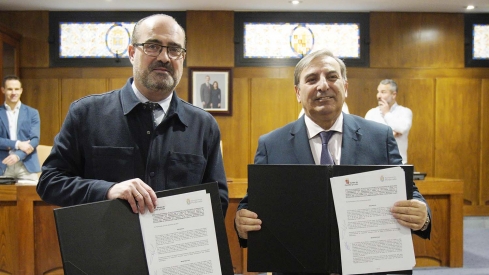 César Sánchez / ICAL . El consejero de Movilidad y Transformación Digital, José Luis Sanz Merino (D), junto al alcalde de Ponferrada, Marco Morala (I), durante la firma del protocolo de colaboración en materia de competencias digitales