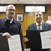 César Sánchez / ICAL . El consejero de Movilidad y Transformación Digital, José Luis Sanz Merino (D), junto al alcalde de Ponferrada, Marco Morala (I), durante la firma del protocolo de colaboración en materia de competencias digitales