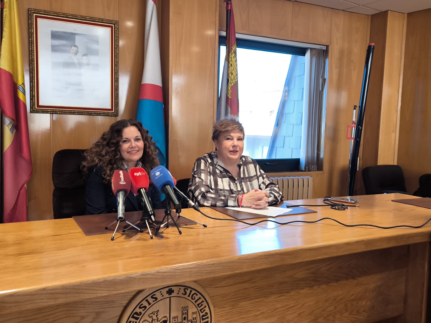 La lcaldesa de Bembibre, Silvia Cao (I), y la concejala de Fiestas, Belén Martín (D)