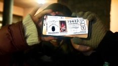 Campillo / ICAL. Reunión entre la Comisión de Fiestas de Villamanín y los vecinos premiados con el gordo de la Lotería de Navidad