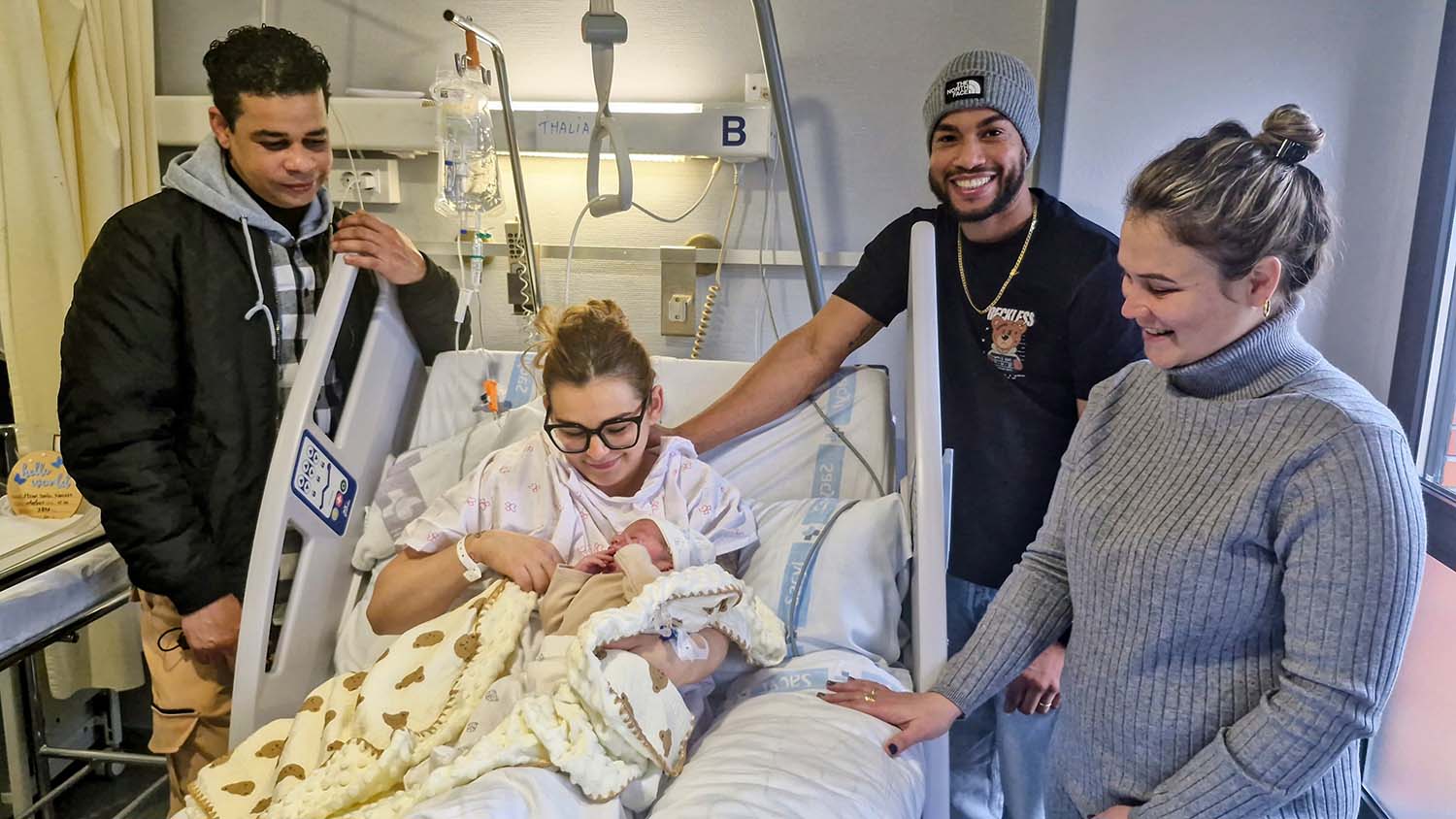 Los papás Thalía y Álex en el centro arropados por sus familiares en el Hopsital El Bierzo (2) (1) Los papás Thalía y Álex en el centro arropados por sus familiares en el Hopsital El Bierzo (2) (1)