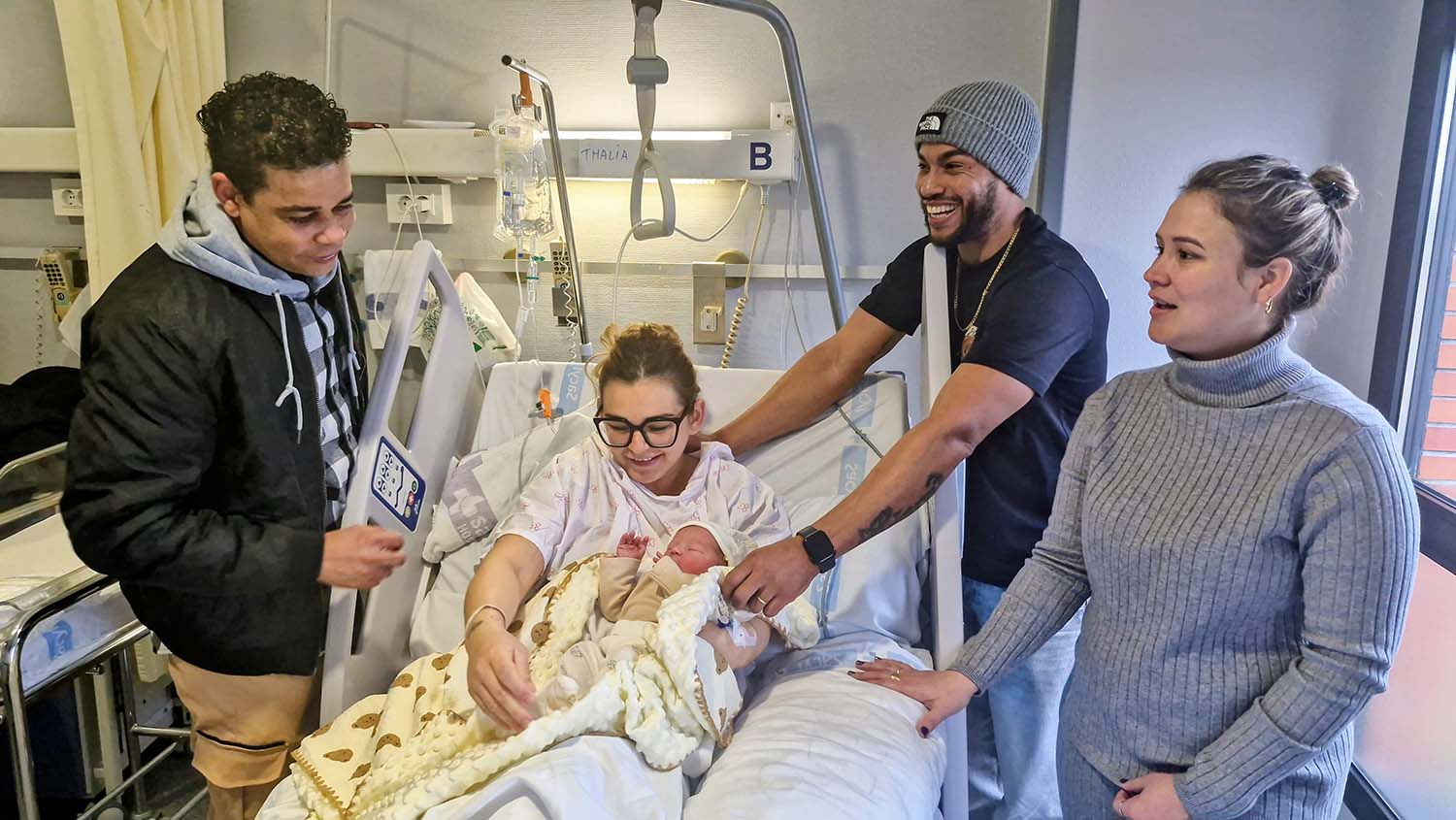 Los papás Thalía y Álex en el centro arropados por sus familiares en el Hopsital El Bierzo (3) Los papás Thalía y Álex en el centro arropados por sus familiares en el Hopsital El Bierzo (3)