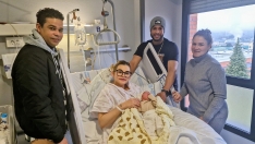 Los papás Thalía y Álex en el centro arropados por sus familiares en el Hopsital El Bierzo (1) Los papás Thalía y Álex en el centro arropados por sus familiares en el Hopsital El Bierzo (1)