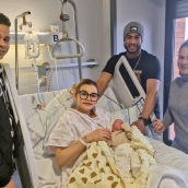 Los papás Thalía y Álex en el centro arropados por sus familiares en el Hopsital El Bierzo (1)