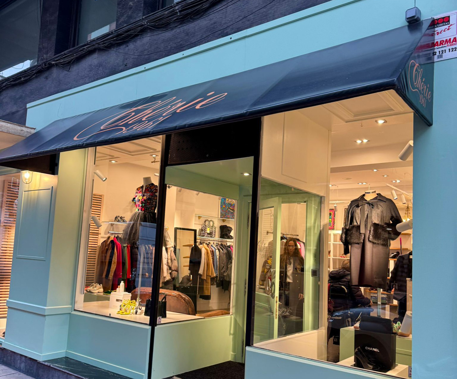 Escaparate de la nueva tienda Cherie Vintage Escaparate de la nueva tienda Cherie Vintage