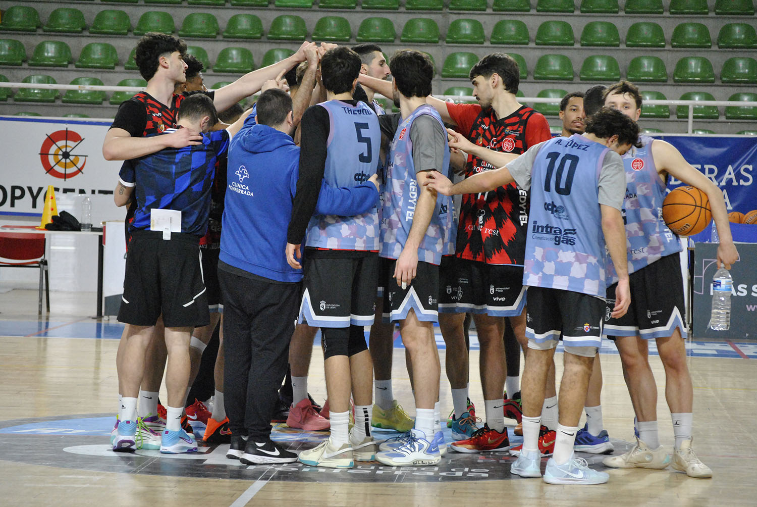 El Baloncesto Clínica Ponferrada en un entrenamiento previo