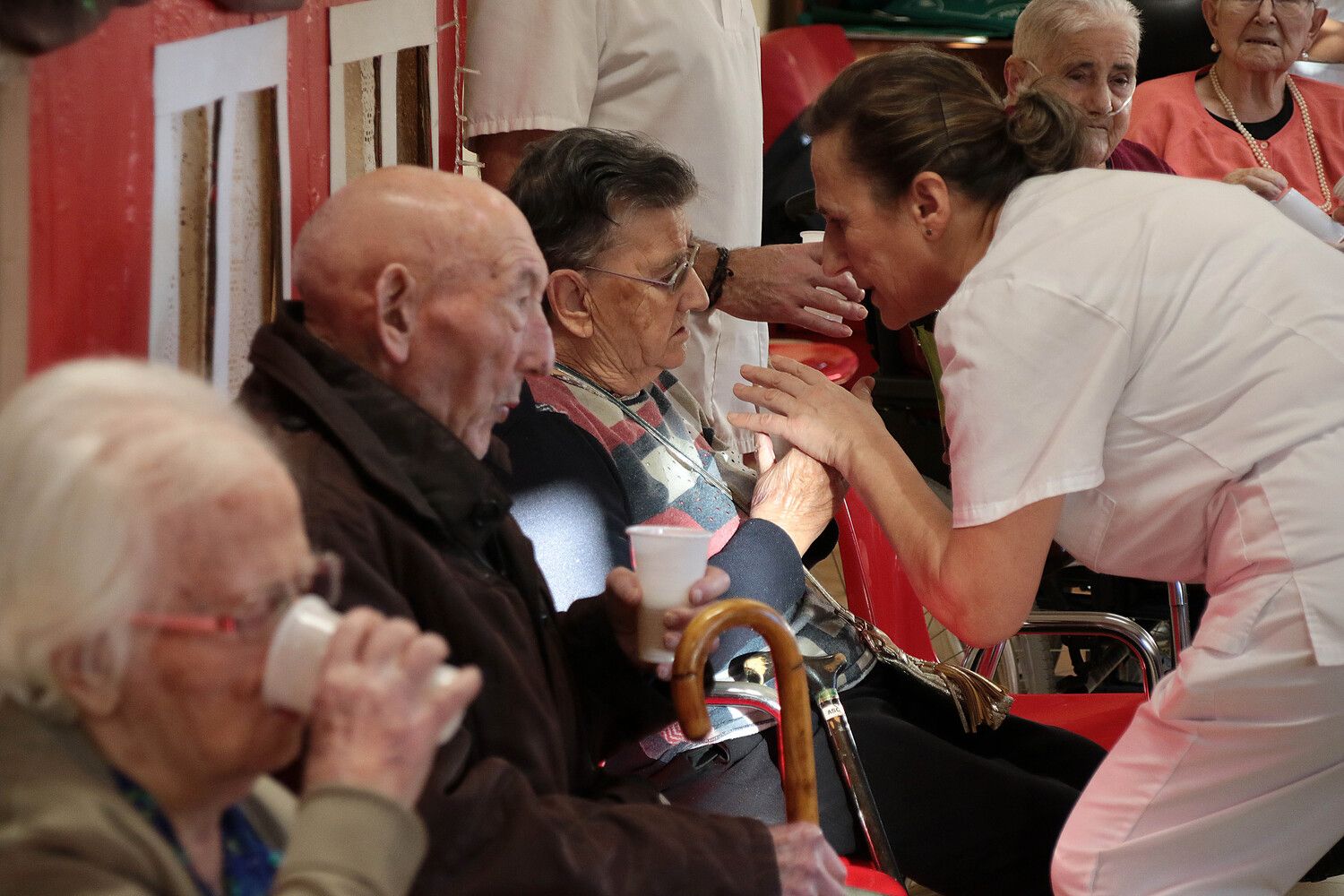 Visita navideña del presidente de la Diputación de León a la residencia santa Luisa de la capital | Peio García / ICAL