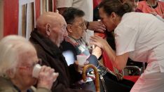 Visita navideña del presidente de la Diputación de León a la residencia santa Luisa de la capital | Peio García / ICAL