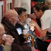 Visita navideña del presidente de la Diputación de León a la residencia santa Luisa de la capital | Peio García / ICAL