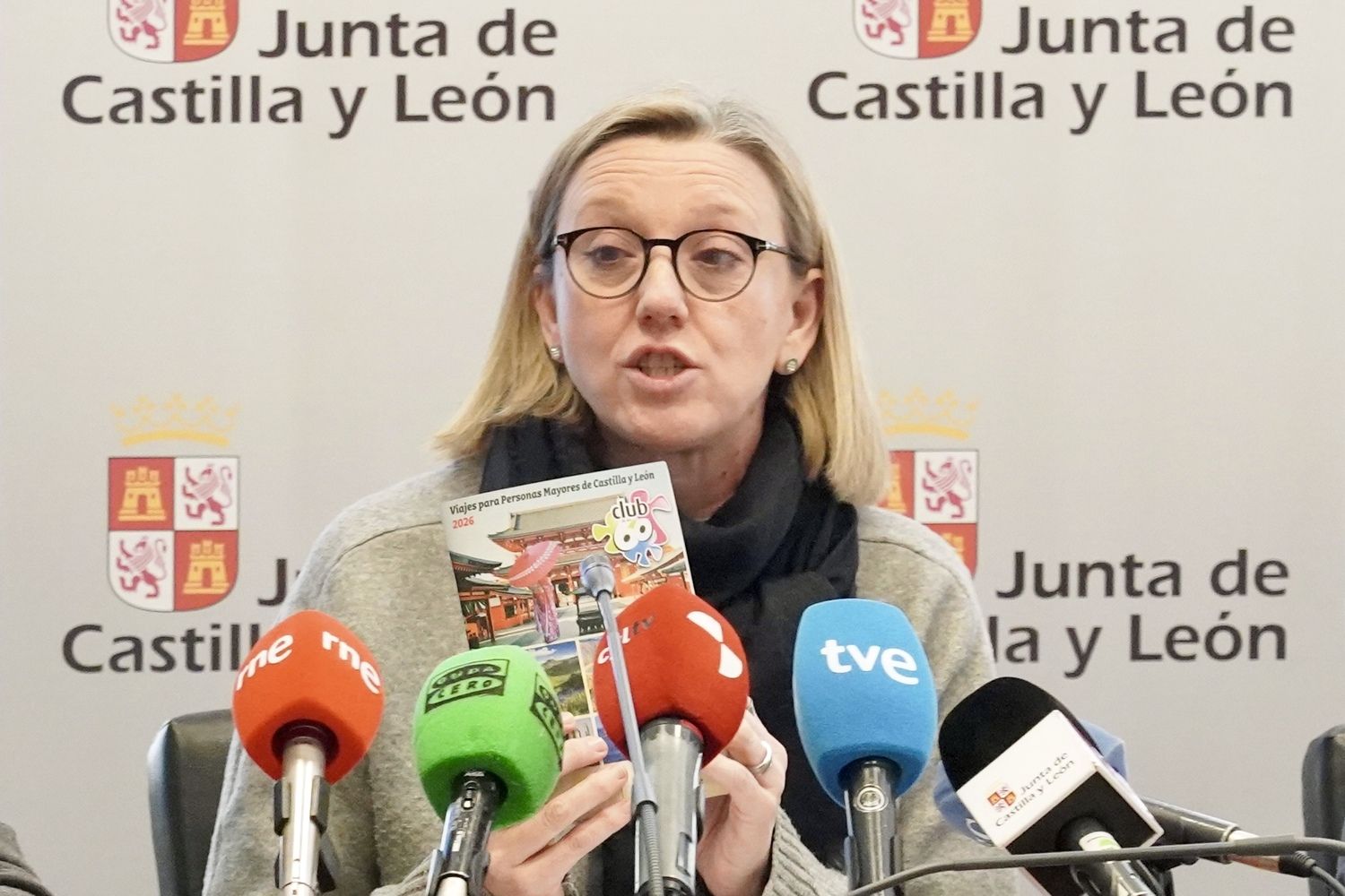 La vicepresidenta de la Junta y consejera de Familia e Igualdad de Oportunidades, Isabel Blanco, presenta la oferta de viajes del ''Club de los 60'' para 2026 | Campillo / ICAL
