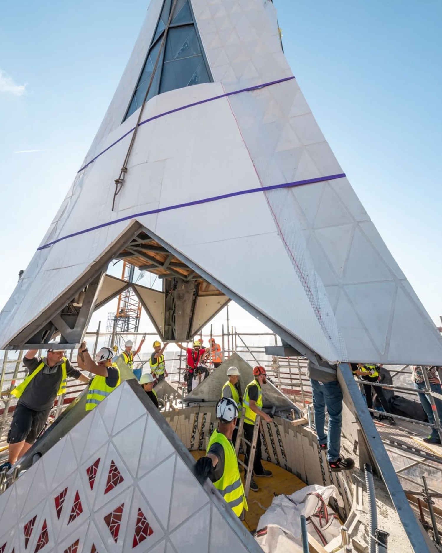 Instalación de la cruz de la Sagrada Familia hecha por Tvitec 4