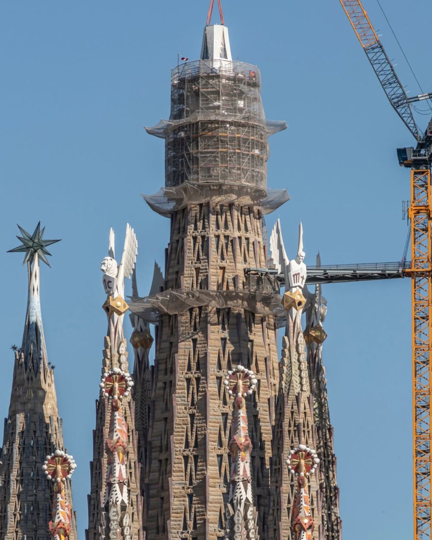 Instalación de la cruz de la Sagrada Familia hecha por Tvitec 2