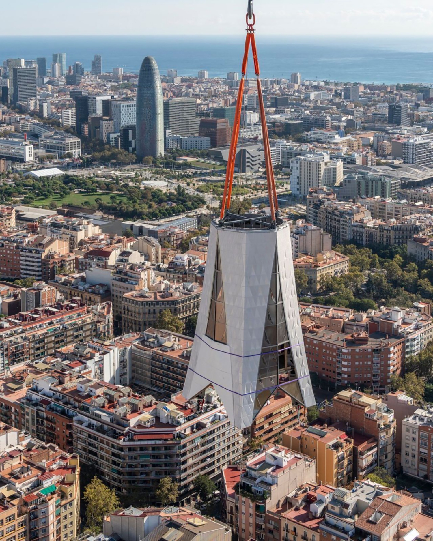 Instalación de la cruz de la Sagrada Familia hecha por Tvitec