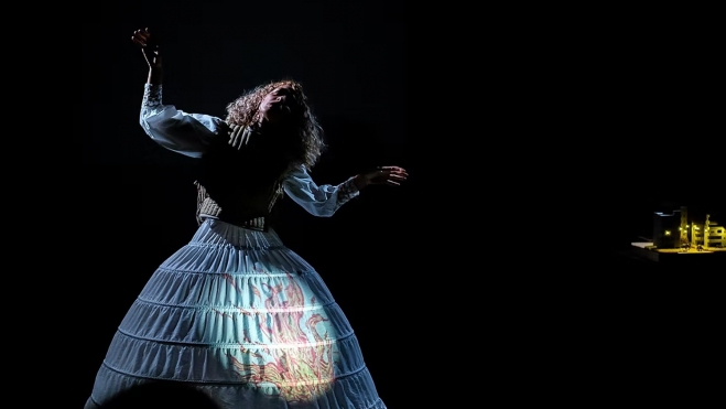 Mientras el meteorito llega | La actriz berciana Raquel Mirón reflexiona sobre la existencia humana en 'Mientras el meteorito llega'