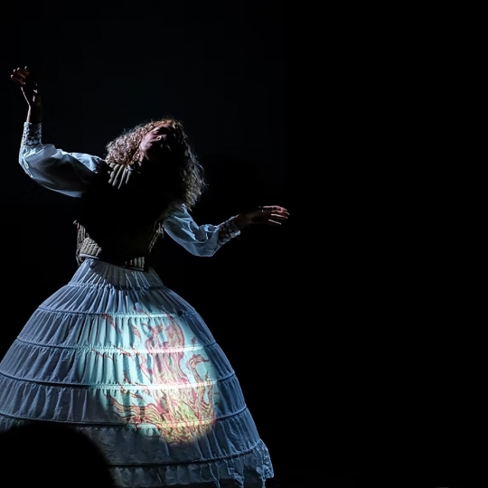 Mientras el meteorito llega | La actriz berciana Raquel Mirón reflexiona sobre la existencia humana en 'Mientras el meteorito llega'