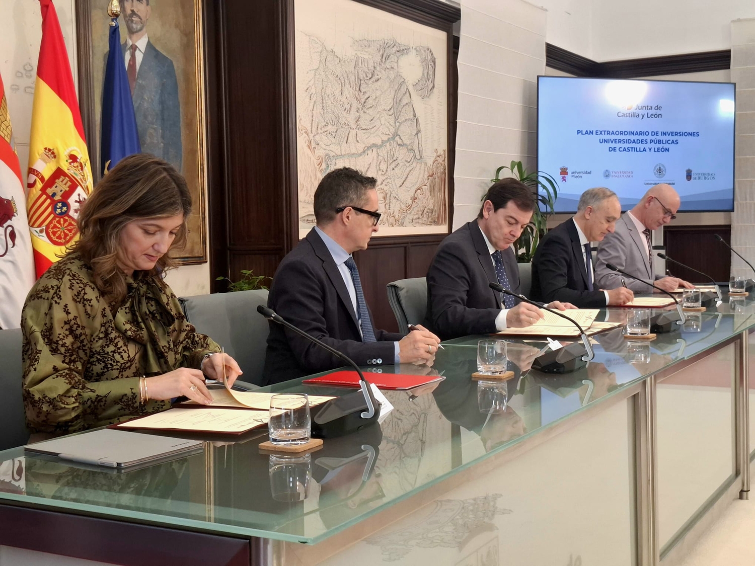 El presidente de la Junta, Alfonso Fernández Mañueco, firma un protocolo de colaboración con las cuatro universidades públicas de la Comunidad.