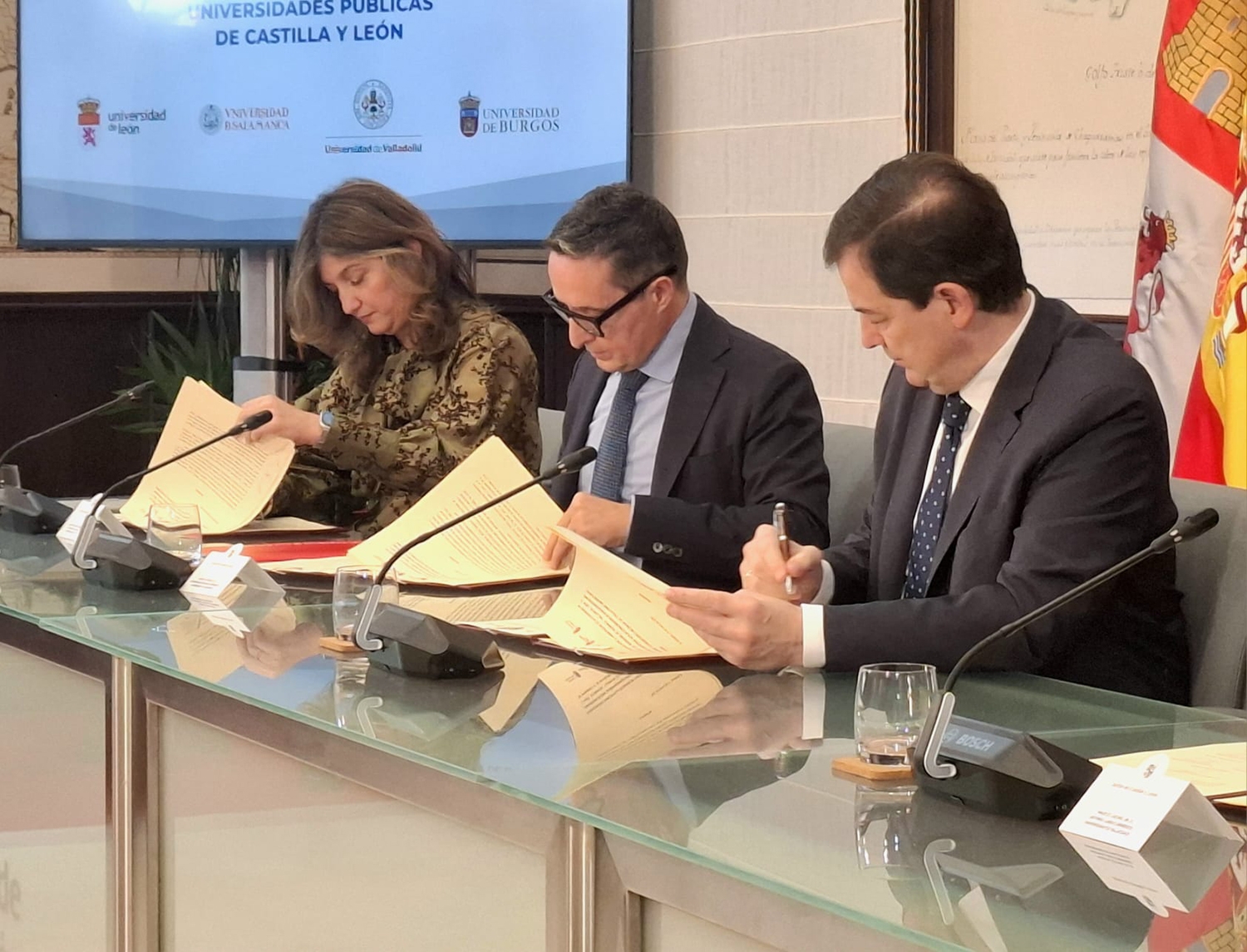 El presidente de la Junta, Alfonso Fernández Mañueco, firma un protocolo de colaboración con las cuatro universidades públicas de la Comunidad.