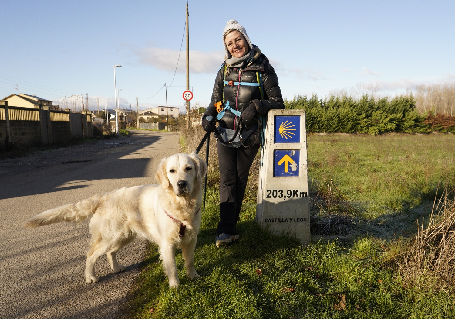 César Sánchez / ICAL. La actriz, cómica y presentadora abulense, Sara Escudero, junto a su perra Phoebe, a su paso por el Bierzo realizando el Camino de Santiago