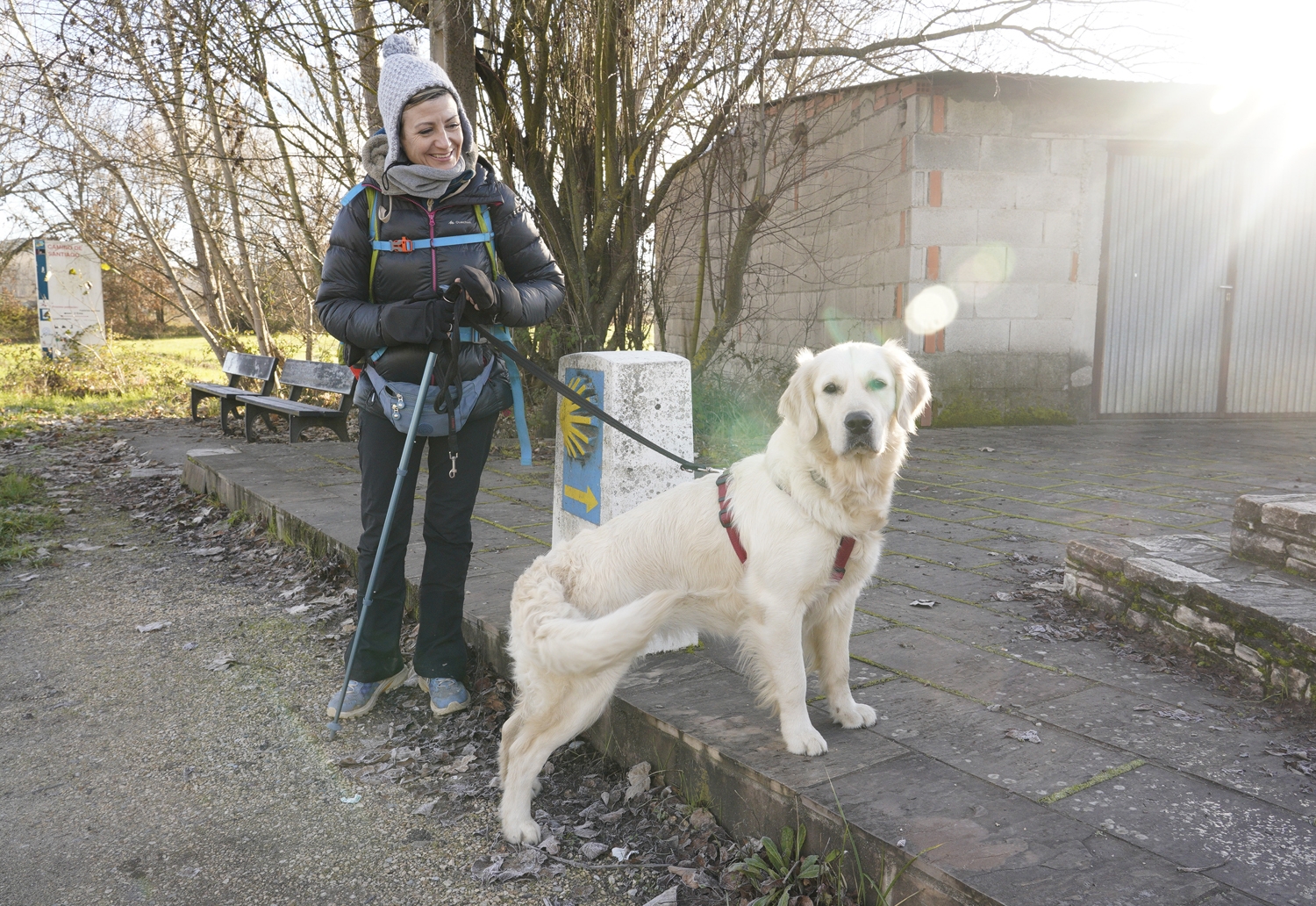 César Sánchez / ICAL. La actriz, cómica y presentadora abulense, Sara Escudero, junto a su perra Phoebe, a su paso por el Bierzo realizando el Camino de Santiago