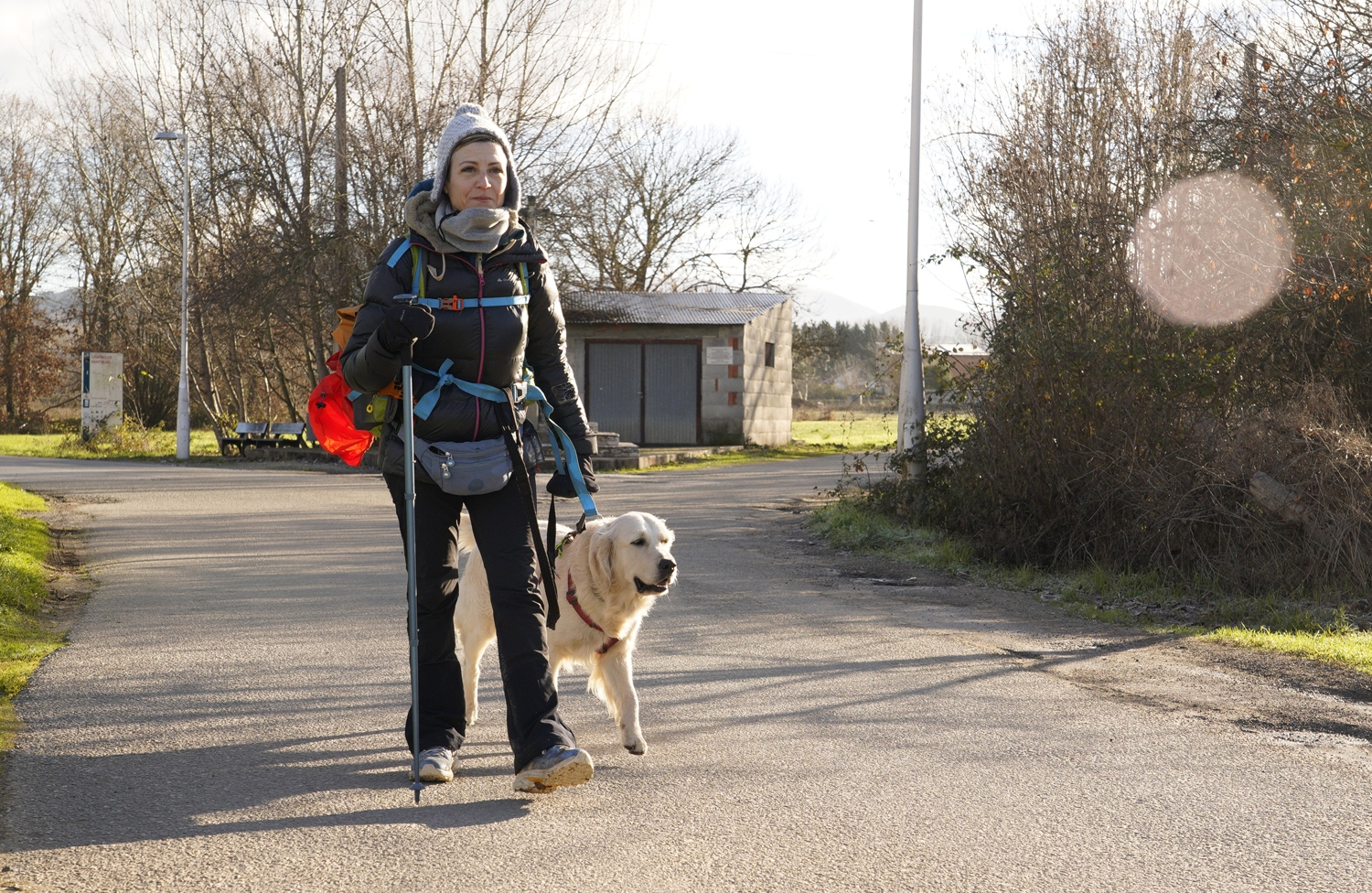 César Sánchez / ICAL. La actriz, cómica y presentadora abulense, Sara Escudero, junto a su perra Phoebe, a su paso por el Bierzo realizando el Camino de Santiago