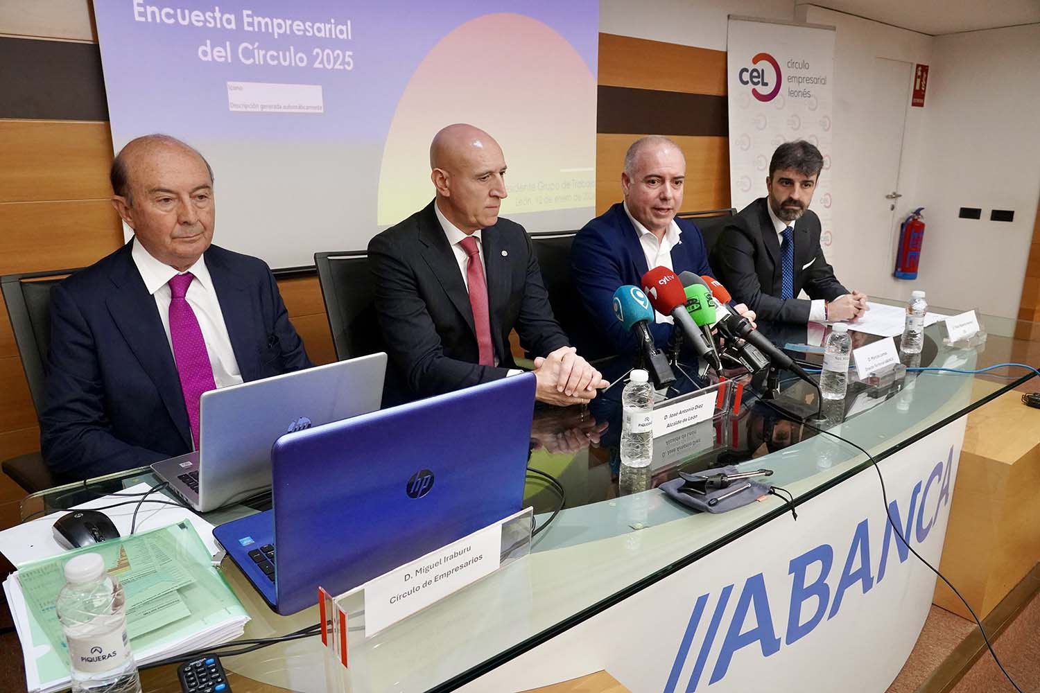 Campillo ICAL. El tesorero del Círculo Empresarial Leonés, CEL, Pablo Roberto Herrero; el presidente del grupo de trabajo del CEL que ha elaborado la encuesta, Miguel Iraburu, acompañados por el director territoria. Campillo ICAL. El tesorero del Círculo Empresarial Leonés, CEL, Pablo Roberto Herrero; el presidente del grupo de trabajo del CEL que ha elaborado la encuesta, Miguel Iraburu, acompañados por el director territoria.