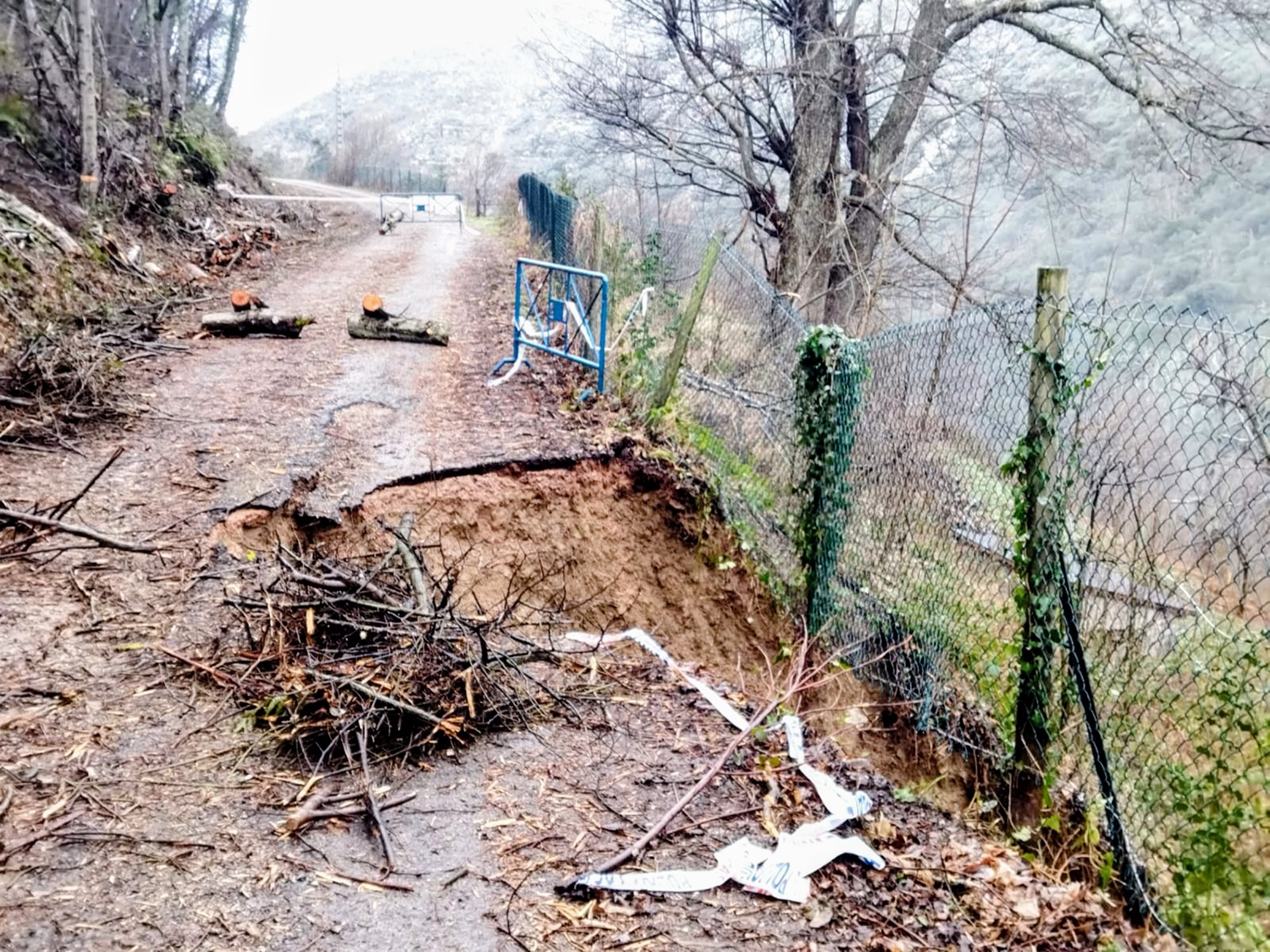 Hundimiento y desplome carretera acceso a Palacios de Compludo CXB