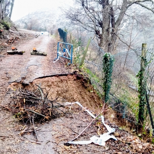 Hundimiento y desplome carretera acceso a Palacios de Compludo CXB