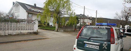 La Guardia Civil durante las investigaciones en la casa del crimen de Argayo (ICAL)