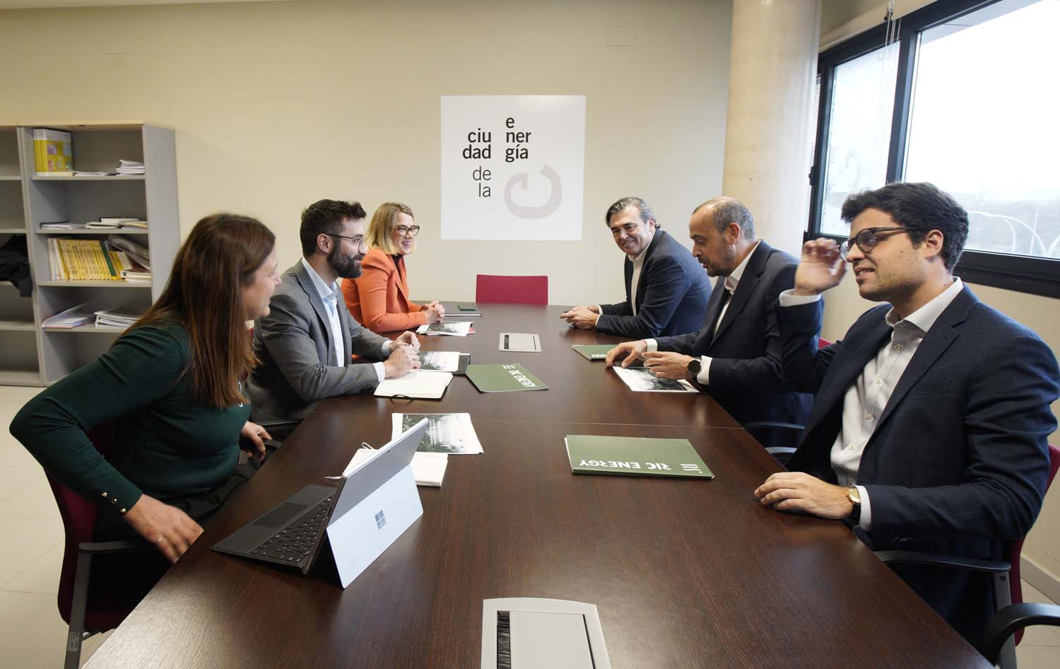 César SánchezICAL. El secretario de Estado de Energía, Joan Groizard (2I), junto a los representantes de la empresa RIC Energy, durante la reunión mantenida en la sede de Ciuden