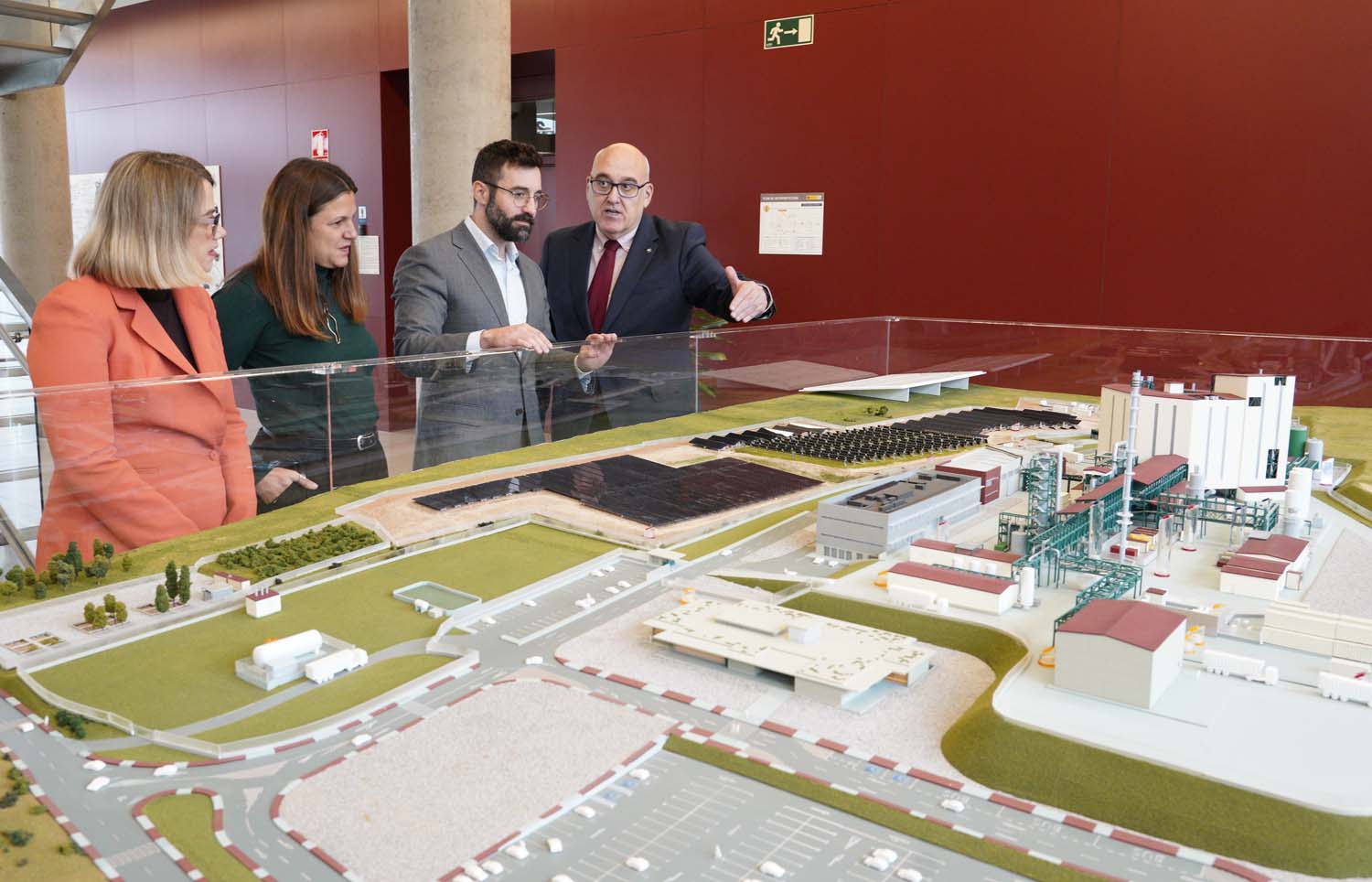 César SánchezICAL. El secretario de Estado de Energía, Joan Groizard (2D), junto a la directora de Ciuden, Yashodara López (2I), el director de I+D+i, Javier Quiñones (D), y la directora del Instituto para la Trans