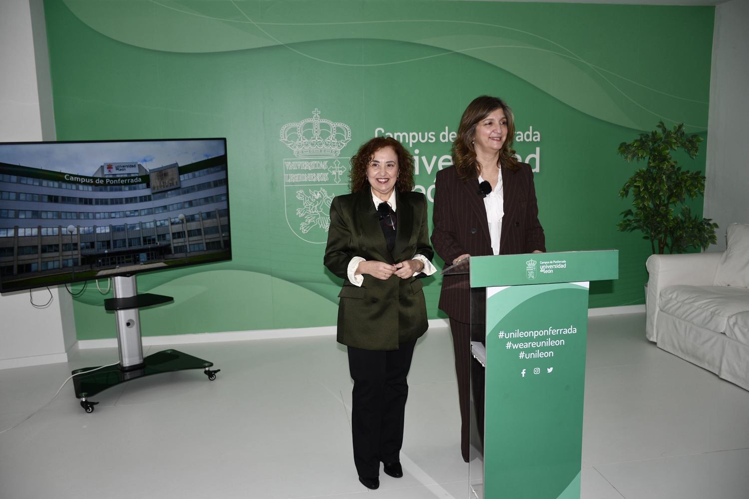 La rectorade la Universidad de León, Nuria González, y la vicerrectora del Campus dePonferrada, Pilar Marqués (2)