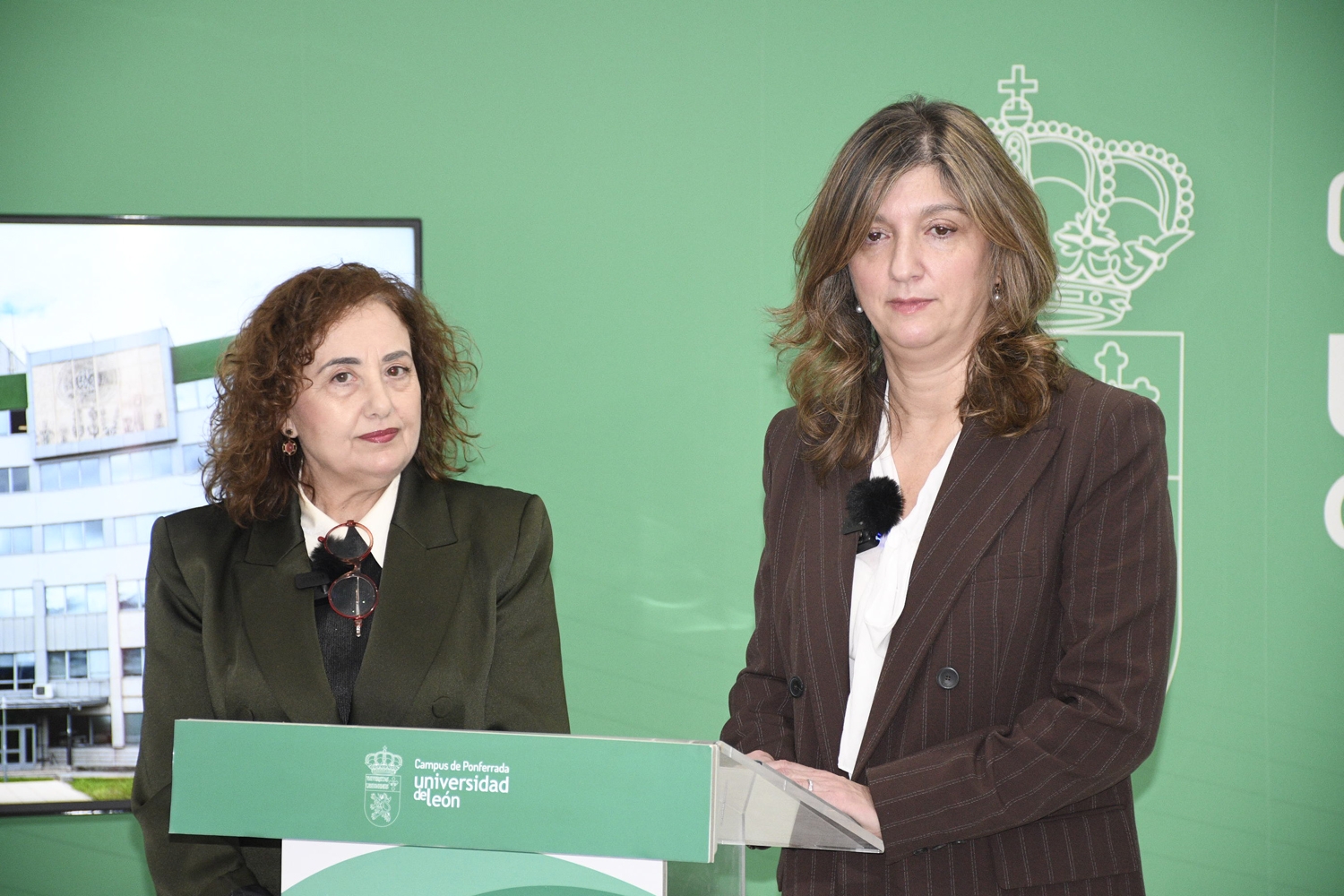 La rectorade la Universidad de León, Nuria González, y la vicerrectora del Campus dePonferrada, Pilar Marqués (4)